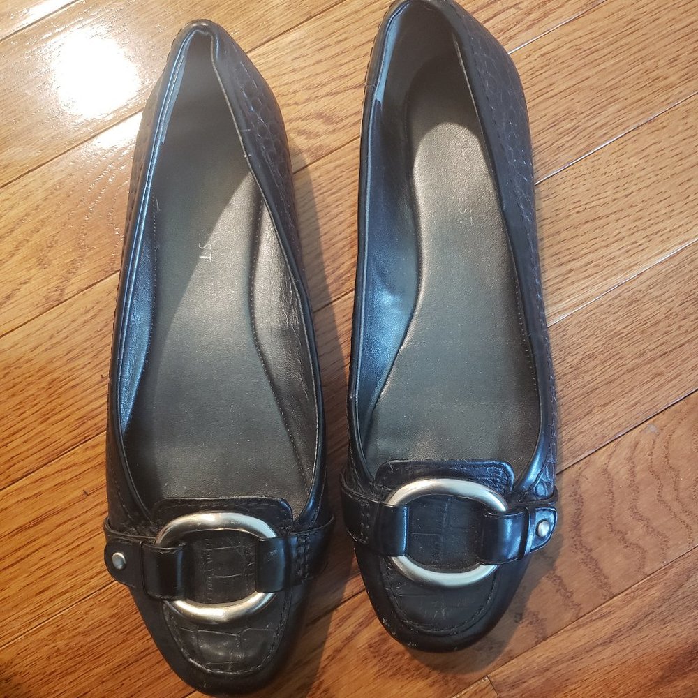 Size 7 Black Nine West Flats with buckle